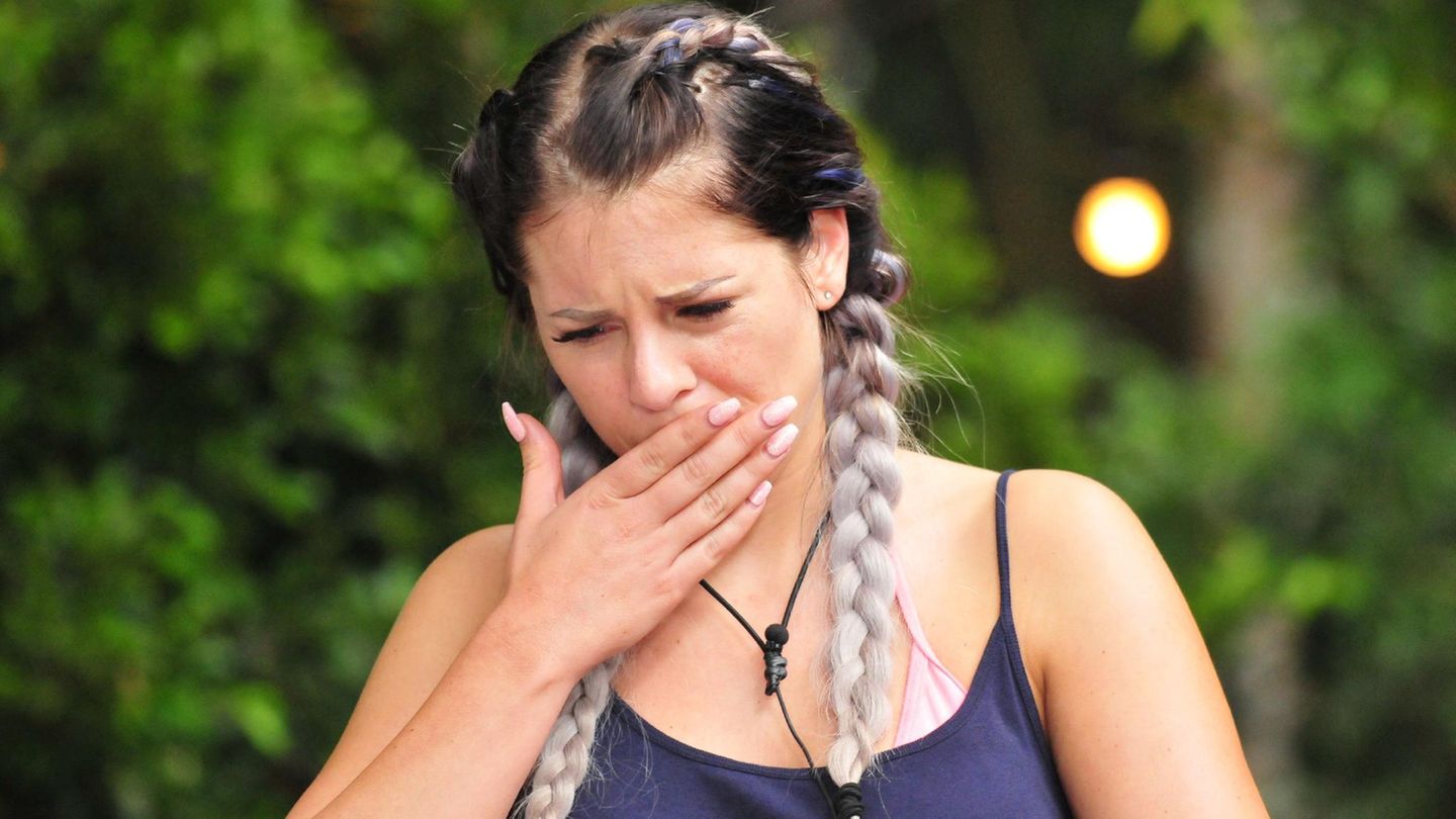 Tapfer kaut Jenny Frankhauser das rohe Fischauge