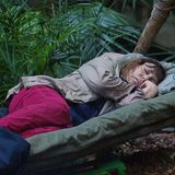 Eine völlig übermüdete Tina York legt sich schlafen