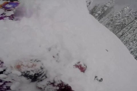 Snowboarder Nigel Beaupre ist mit seiner GoPro-Kamera in den Bergen Kanadas unterwegs. Sein Kumpel Jordan fährt hinter ihm her.  An einem Vorsprung muss Nigel einen Sprung in die Tiefe wagen. Es gelingt ihm, Nigel landet sicher auf der Piste.  Doch Jordan missglückt der Sprung dramatisch.  Der Schnee droht den Snowboarder zu ersticken. Nigel kann Jordans Gesicht freilegen, er atmet.  "Man kommt nicht täglich in die Situation, einem Freund das Leben zu retten", so Nigel später.