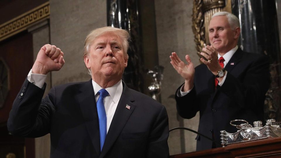 Donald Trump zeigt bei Rede zur Lage der Nation die Faust - unter Applaus von Vize-Präsident Mike Pence