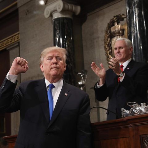 Donald Trump zeigt bei Rede zur Lage der Nation die Faust - unter Applaus von Vize-Präsident Mike Pence