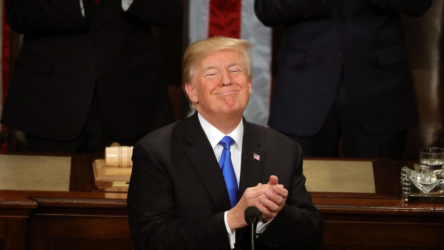 Kein Applaus von den Demokraten - Donald Trump ist meiner seiner Rede trotzdem sichtlich zufrieden