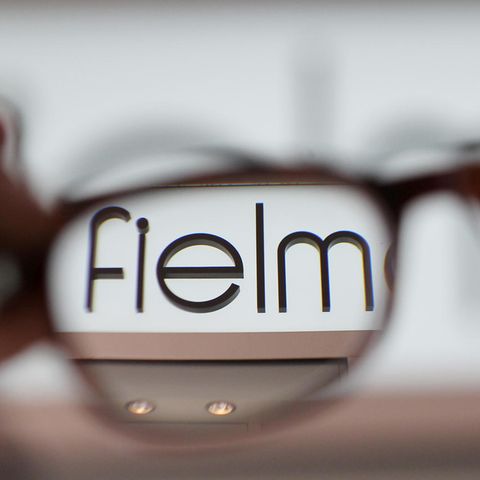 Der "Fielmann"-Schriftzug durch zwei Brillengläser gesehen
