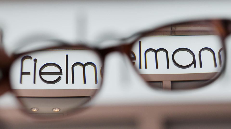 Der "Fielmann"-Schriftzug durch zwei Brillengläser gesehen