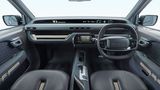 Der Toyota TJ Cruiser zeigt ein aufgeräumtes Cockpit.