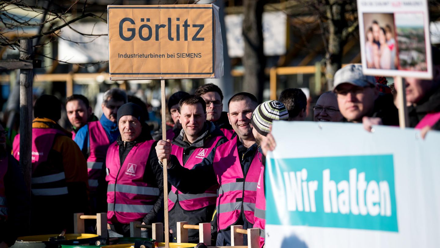Vor Beginn der Hauptversammlung demonstrierten zahlreiche Siemens-Mitarbeiter gegen den geplanten Stellenabbau