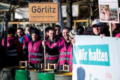 Vor Beginn der Hauptversammlung demonstrierten zahlreiche Siemens-Mitarbeiter gegen den geplanten Stellenabbau