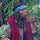 Tina York hat sich die Hand verbrannt