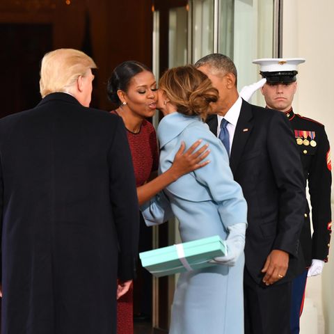 Barack (r) und Michelle Obama begrüßen Donald und Melania Trump