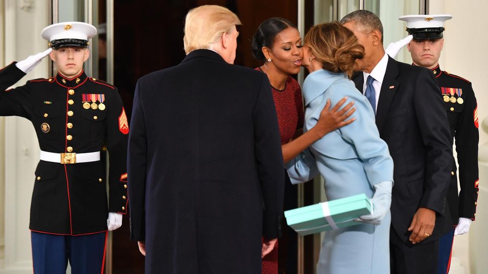 Barack (r) und Michelle Obama begrüßen Donald und Melania Trump