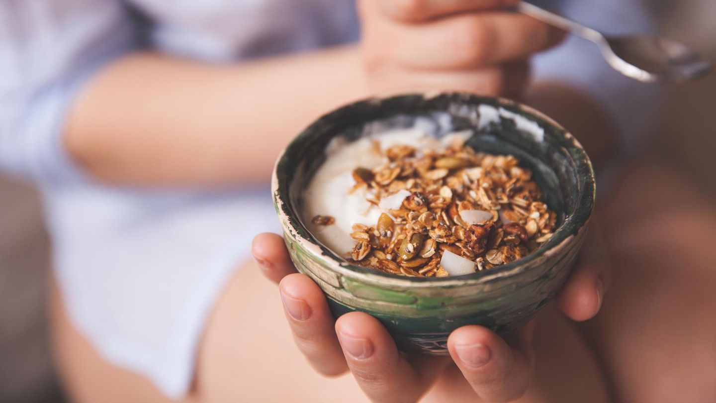 Eine Schale Müsli mit Quark