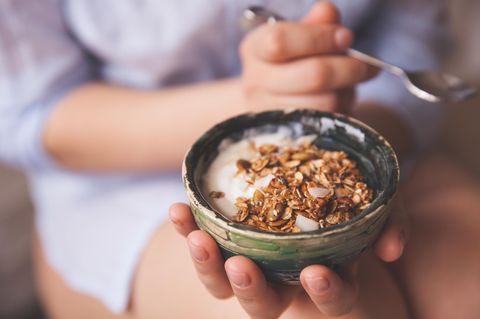 Eine Schale Müsli mit Quark