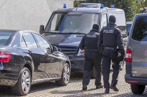 Polizisten bei einer Razzia, auch die Räumlichkeiten des AfD-Politikers wurden durchsucht