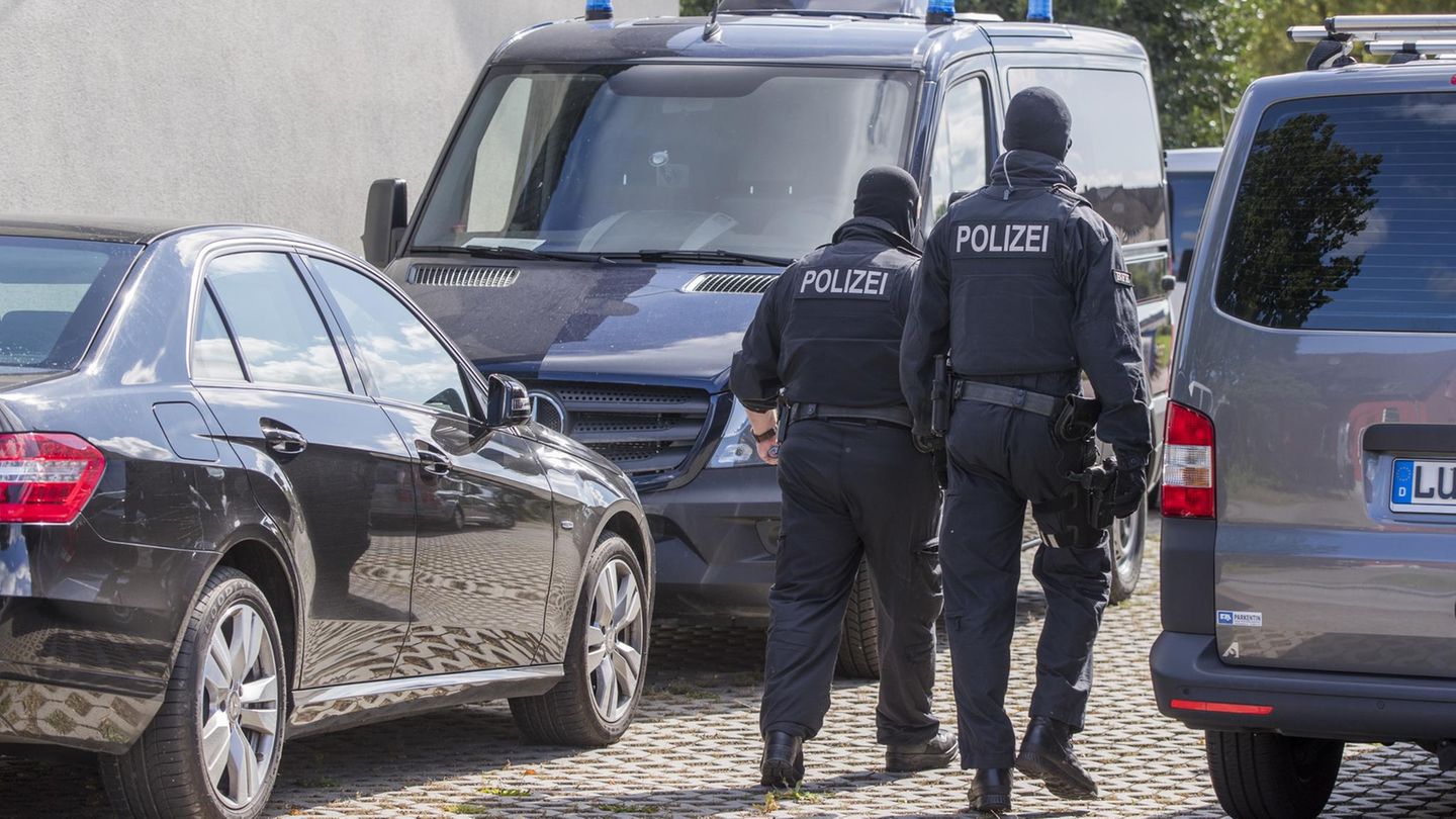 Polizisten bei einer Razzia, auch die Räumlichkeiten des AfD-Politikers wurden durchsucht
