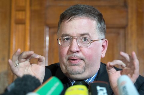 Das AfD-Mitglied Arthur Wagner spricht während einer Pressekonferenz zu seinem Übertritt zum Islam