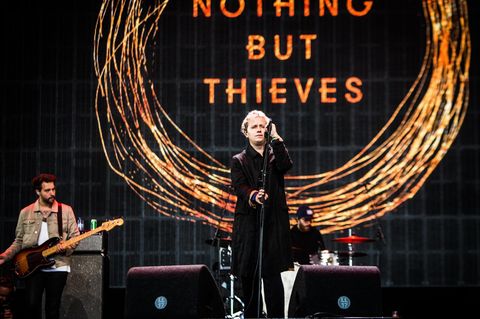 Die englische Rockband Nothing But Thieves spielt auf einer Bühne in Polen
