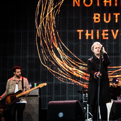 Die englische Rockband Nothing But Thieves spielt auf einer Bühne in Polen