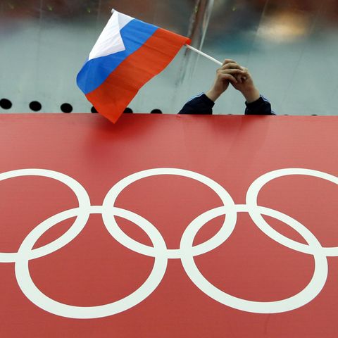 Fan schwenkt Russland-Flagge, darunter olympische Ringe. CAS hebt Sperren für Olympia für russische Sportler auf