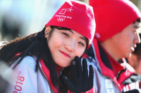 Freiwillige Helferin grüßt in die Kamera - Olympia-Dorf in Pyeongchang ist eröffnet
