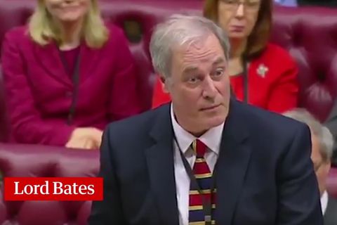 Lord Bates kündigt im Oberhaus des britischen Parlaments seinen Rücktritt an