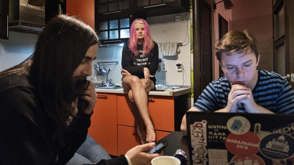Protest: Mascha und Bogdan (r.) von Wesna in der Küche der WG, in der sie zusammenleben Mascha und Bogdan (r.) von Wesna in der Küche der WG, in der sie zusammenleben