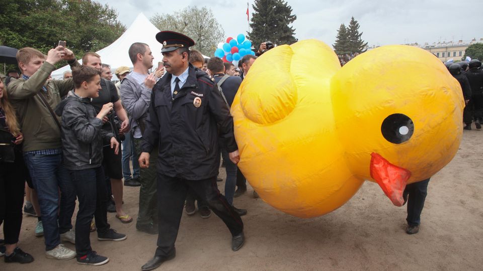 Protest: Während einer Demonstration in Petersburg beschlagnahmen Polizisten eine riesige Gummiente. Mitglieder von Wesna hatten sie mitgebracht. Die Ente steht als Symbol für Korruption – eine Anspielung auf das Entendomizil im Luxusanwesen des Premierministers Während einer Demonstration in Petersburg beschlagnahmen Polizisten eine riesige Gummiente. Mitglieder von Wesna hatten sie mitgebracht. Die Ente steht als Symbol für Korruption – eine Anspielung auf das Entendomizil im Luxusanwesen des Premierministers