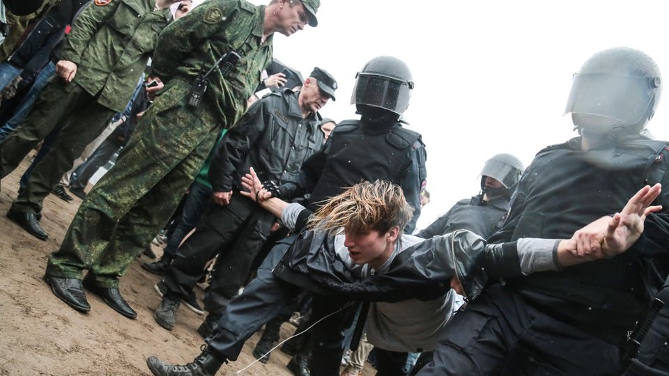 Protest: Ein Jugendlicher wird während der Proteste vom vergangenen Juni von Polizisten abtransportiert Ein Jugendlicher wird während der Proteste vom vergangenen Juni von Polizisten abtransportiert