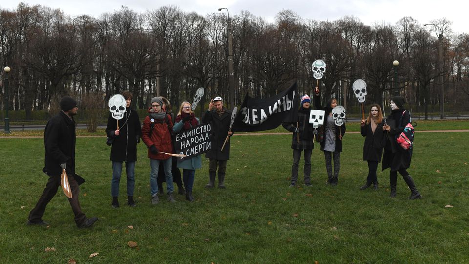 Protest: Aktivisten von Wesna und befreundete Künstler bei einer Aktion mit Totenkopfmasken Aktivisten von Wesna und befreundete Künstler bei einer Aktion mit Totenkopfmasken