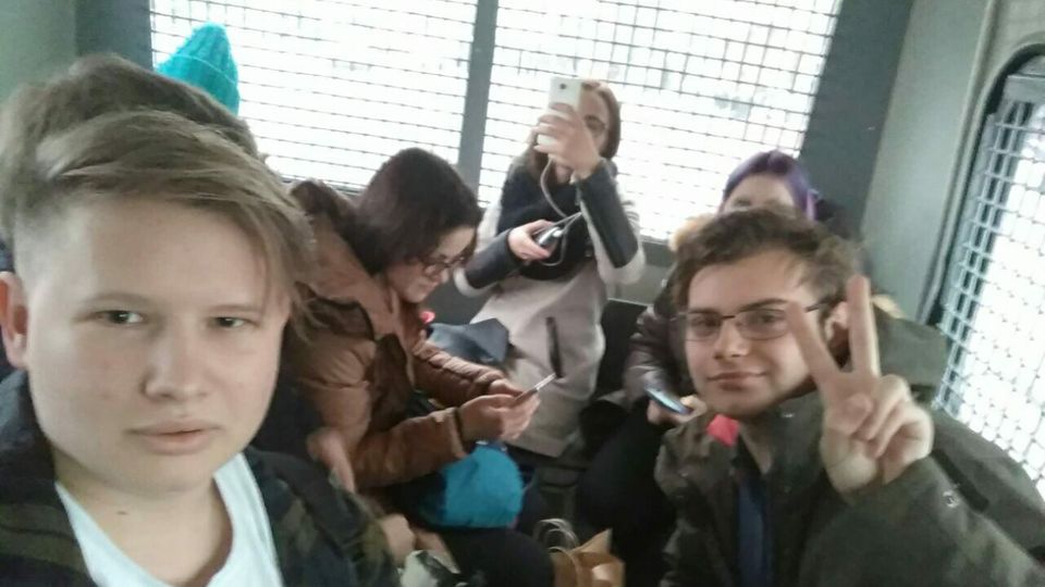 Protest: Selfie nach der Verhaftung: Wesna-Mitstreiter in einem Polizeiwagen Selfie nach der Verhaftung: Wesna-Mitstreiter in einem Polizeiwagen