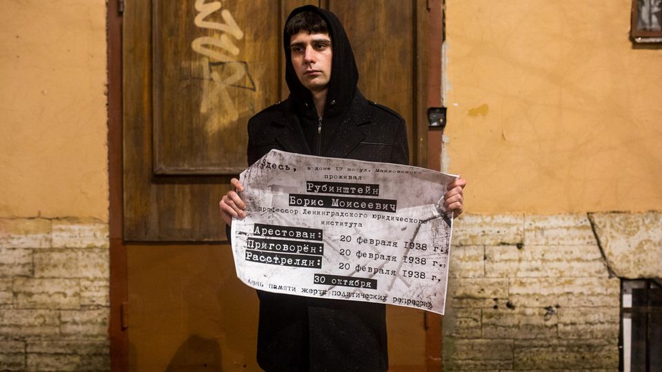 Protest: Mit einem Plakat erinnert ein junger Mann von Wesna an die Opfer der Stalin-Zeit Mit einem Plakat erinnert ein junger Mann von Wesna an die Opfer der Stalin-Zeit