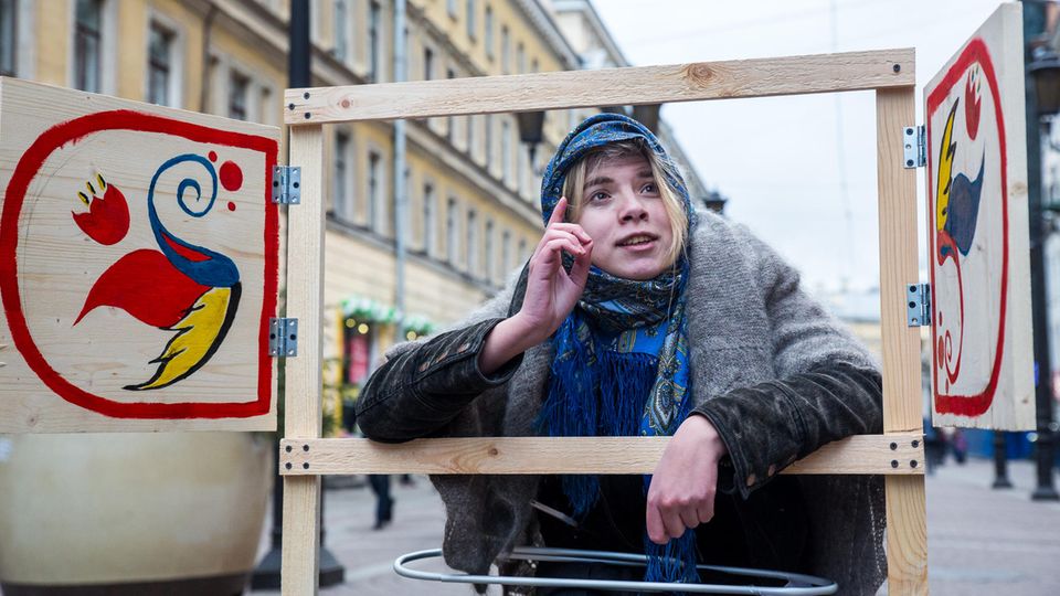 Protest: Als spottende Oma, die gegen liberale Bildung wettert – zur Unterstützung der Europäischen Universität in Petersburg, der die Schließung droht Als spottende Oma, die gegen liberale Bildung wettert – zur Unterstützung der Europäischen Universität in Petersburg, der die Schließung droht