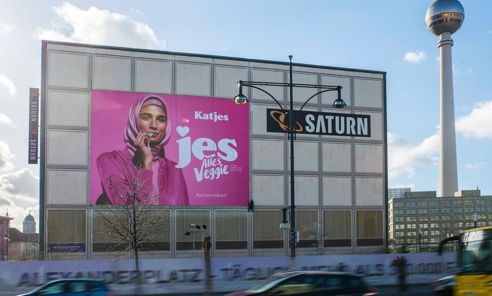 Inzwischen hängt das Plakat auch in Berlin am Alexanderplatz Katjes-Kampagne: Inzwischen hängt das Plakat auch in Berlin am Alexanderplatz