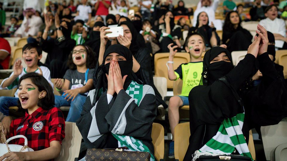 Unterdrückung in Saudi-Arabien: Mittlerweile dürfen saudische Frauen ins Fußballstadion, allein Auto fahren, in die Uni oder ins Krankenhaus gehen. Die Reformen gehen vielen Aktivistinnen jedoch nicht weit genug Mittlerweile dürfen saudische Frauen ins Fußballstadion, allein Auto fahren, in die Uni oder ins Krankenhaus gehen. Die Reformen gehen vielen Aktivistinnen jedoch nicht weit genug