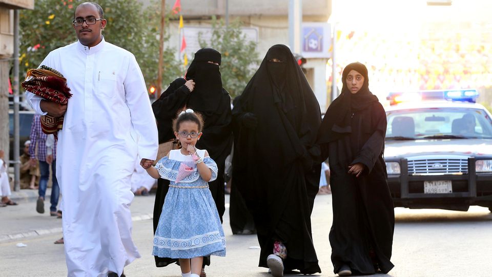 Unterdrückung in Saudi-Arabien: Vater, Bruder, Ehemann: Jede Frau in Saudi-Arabien braucht die Erlaubnis eines männlichen Vormunds, um das Haus zu verlassen Vater, Bruder, Ehemann: Jede Frau in Saudi-Arabien braucht die Erlaubnis eines männlichen Vormunds, um das Haus zu verlassen