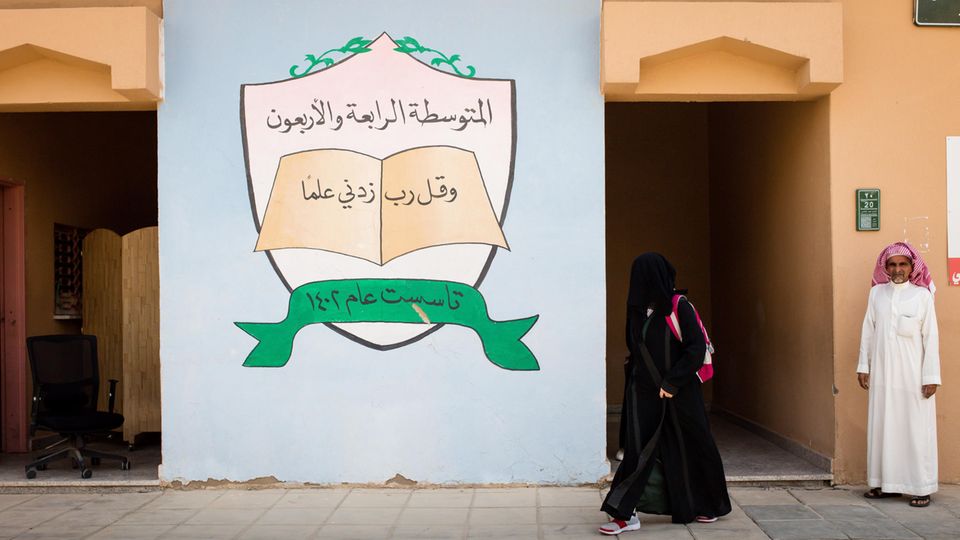 Unterdrückung in Saudi-Arabien: Das Tragen eines Schleiers, auch in der Schule, ist Pflicht Das Tragen eines Schleiers, auch in der Schule, ist Pflicht
