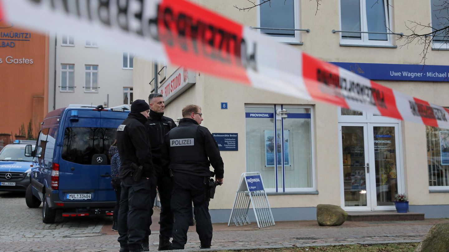 Eine Polizeiabsperrung in Waren an der Müritz