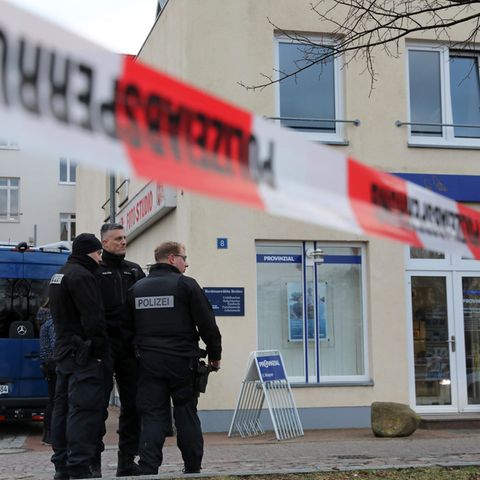 Eine Polizeiabsperrung in Waren an der Müritz