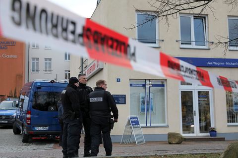 Eine Polizeiabsperrung in Waren an der Müritz