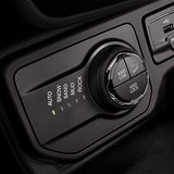 Der Wahlknopf für die Fahrt auf verschiedenen Untergründen im Jeep Renegade