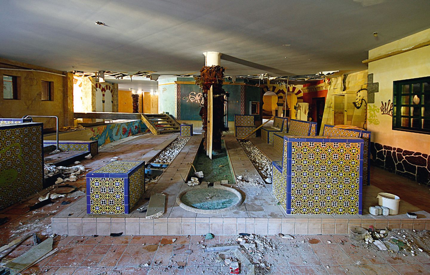 Lost Places in der Hauptstadt: Freizeitbad Blub Der Eingang zum Saunabereich: 2005 wurde die damals 44 Millionen Euro teure Investition geschlossen. Die Gäste blieben aus, der Ruf war ruiniert: Es gab Hygieneprobleme, Jugendgangs machten das Bad unsicher, Ratten aus dem benachbarten Teltowkanal tummelten sich im Becken - das Gesundheitsamt schritt ein. Freizeitbad Blub Der Eingang zum Saunabereich: 2005 wurde die damals 44 Millionen Euro teure Investition geschlossen. Die Gäste bleiben aus, der Ruf war ruiniert: Es gab Hygieneprobleme, Jugendgangs machten das Bad unsicher, , Ratten aus dem benachbarten Teltowkanal tummelten sich im Becken - das Gesundheitsamt schritt ein.