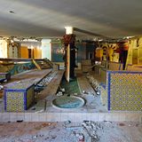 Freizeitbad Blub  Der Eingang zum Saunabereich: 2005 wurde die damals 44 Millionen Euro teure Investition geschlossen. Die Gäste bleiben aus, der Ruf war ruiniert: Es gab Hygieneprobleme, Jugendgangs machten das Bad unsicher, , Ratten aus dem benachbarten Teltowkanal tummelten sich im Becken - das Gesundheitsamt schritt ein.