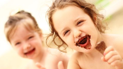 Kinder mit Ei und schokoladenverschmiertem Mund
