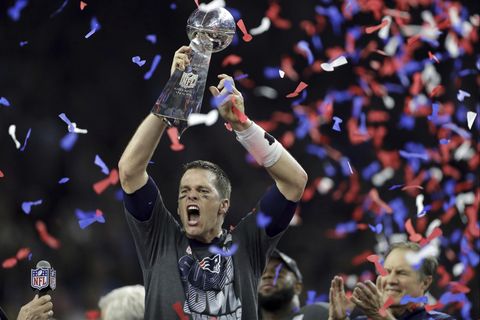 Tom Brady stemmt die "Vince Lombardy Trophy". Wird es beim Super Bowl 2018 auch so sein?