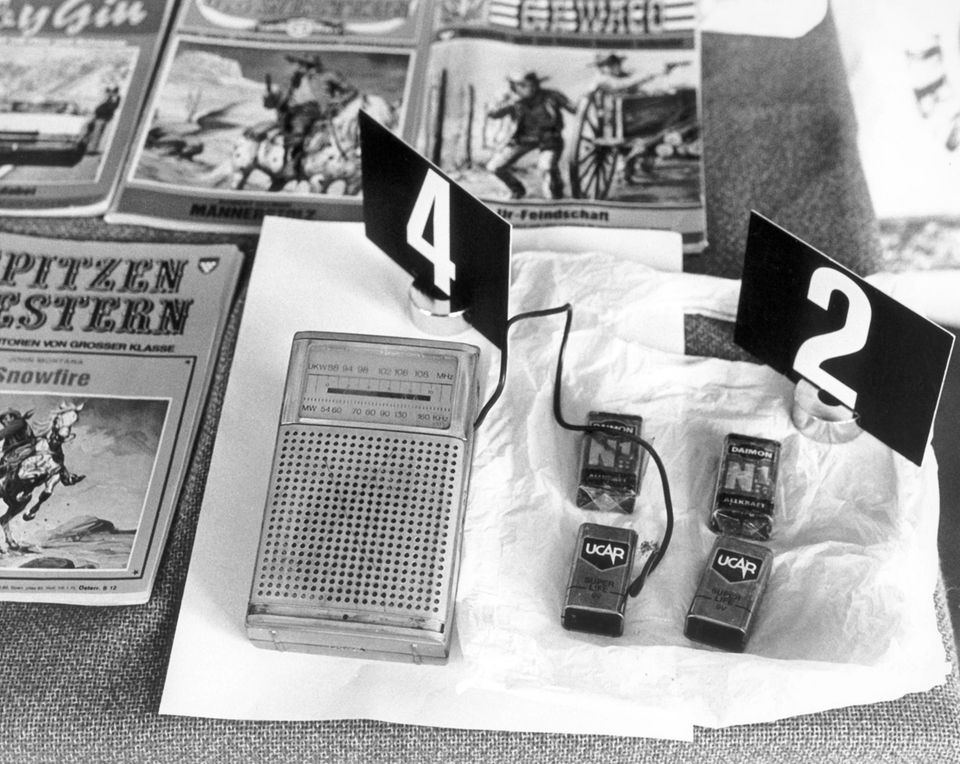 In der Kiste werden unter anderem ein Radio und Western-Hefte gefunden