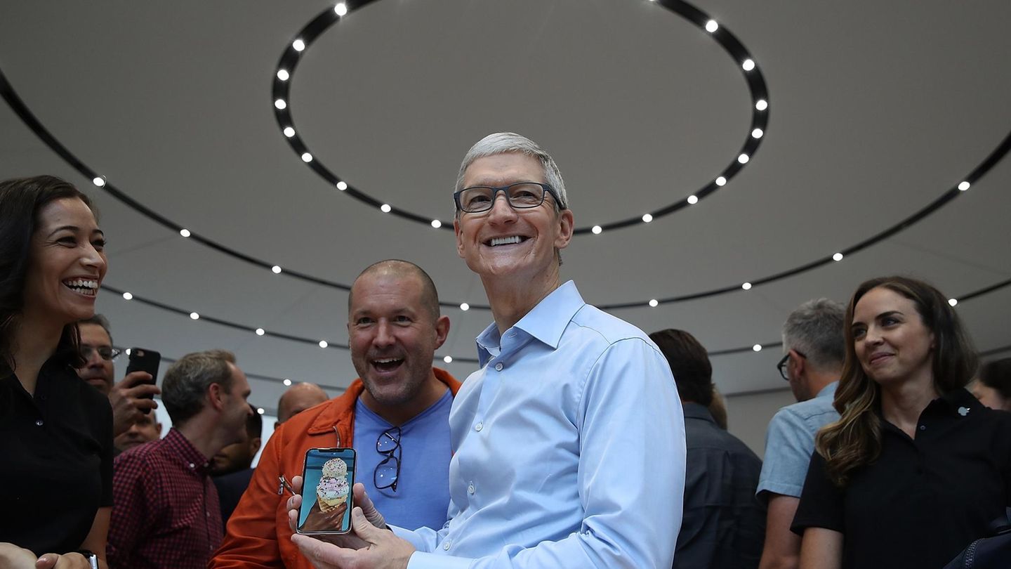 Tim Cook iPhone X Jonathan Ive Apple
