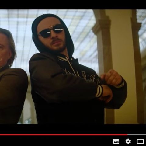 Jan Böhmermann posiert im Polizistensohn-Video "RECHT KOMMT"