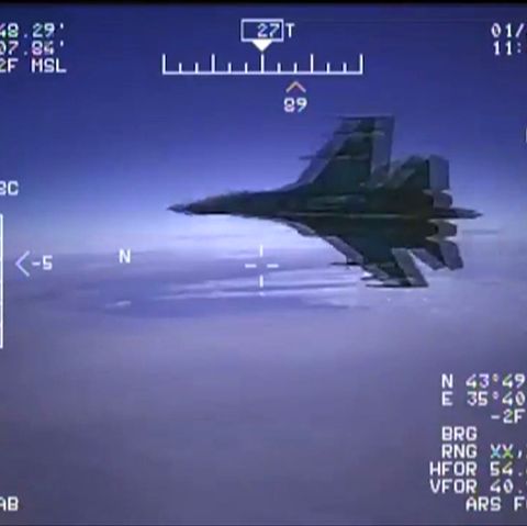 Aufnahme einer Bordkamera des US-Aufklärungsflugzeugs den russischen Su-27