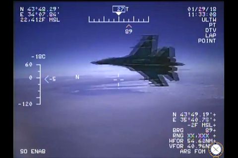 Aufnahme einer Bordkamera des US-Aufklärungsflugzeugs den russischen Su-27