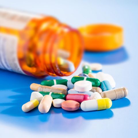 Eine Dose mit unterschiedlichen Tabletten und Medikamenten