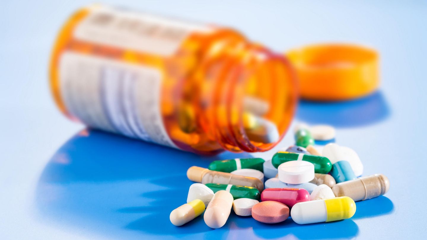 Eine Dose mit unterschiedlichen Tabletten und Medikamenten